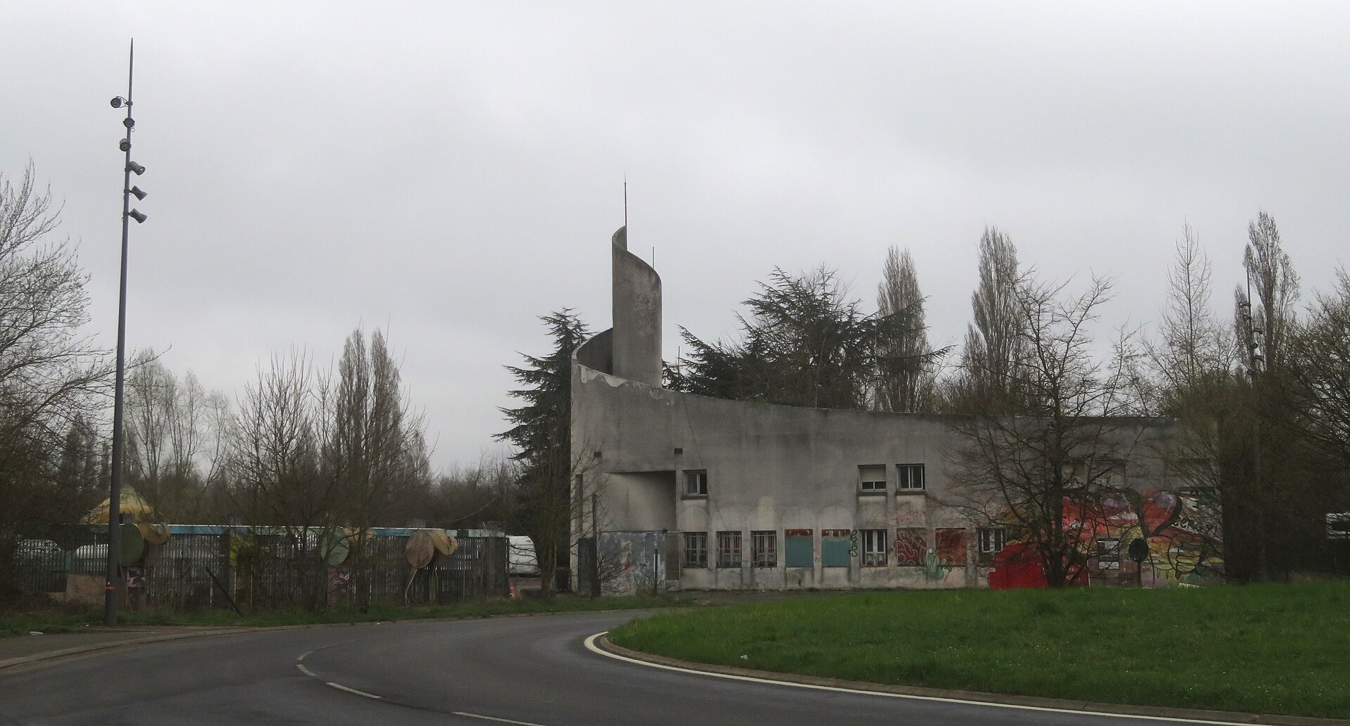 Bâtiment subsistant à l’entrée de l’ancien parc Mirapolis en 2025